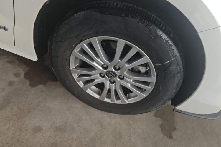 Used Toyota SIENNA 2023 2.5L Hybrid Comfort Edition Right Front Wheel Hub
