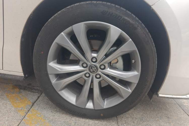 Used Toyota SIENNA 2023 2.5L Hybrid Deluxe Edition Right Front Wheel Hub