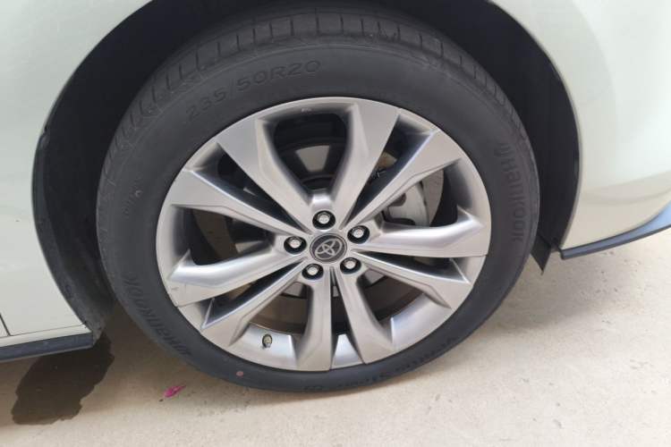 Used Toyota SIENNA 2023 2.5L Hybrid Deluxe Edition Right Front Wheel Hub