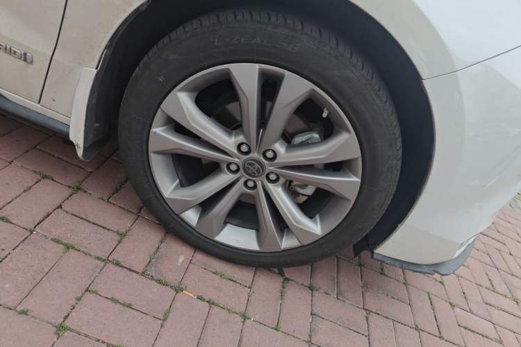 Used Toyota SIENNA 2023 2.5L Hybrid Platinum Edition Right Front Wheel Hub