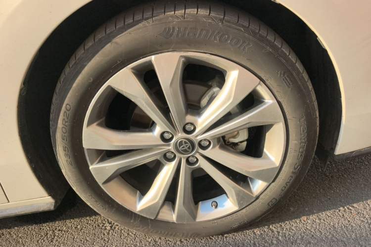 Used Toyota SIENNA 2023 2.5L Hybrid Platinum Edition Right Front Wheel Hub