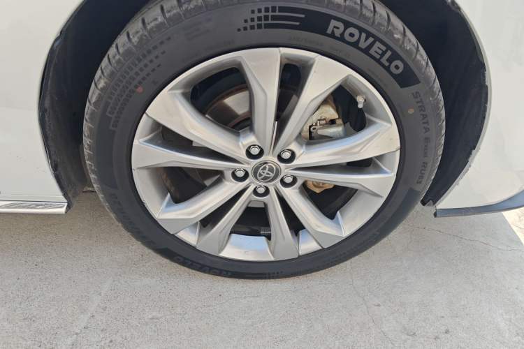 Used Toyota SIENNA 2023 2.5L Hybrid Deluxe Edition Right Front Wheel Hub