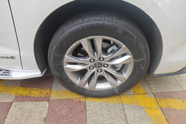 Used Toyota SIENNA 2023 2.5L Hybrid Comfort Edition Right Front Wheel Hub