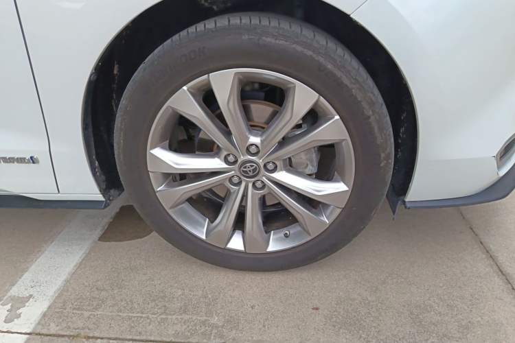 Used Toyota SIENNA 2023 2.5L Hybrid Deluxe Edition Right Front Wheel Hub