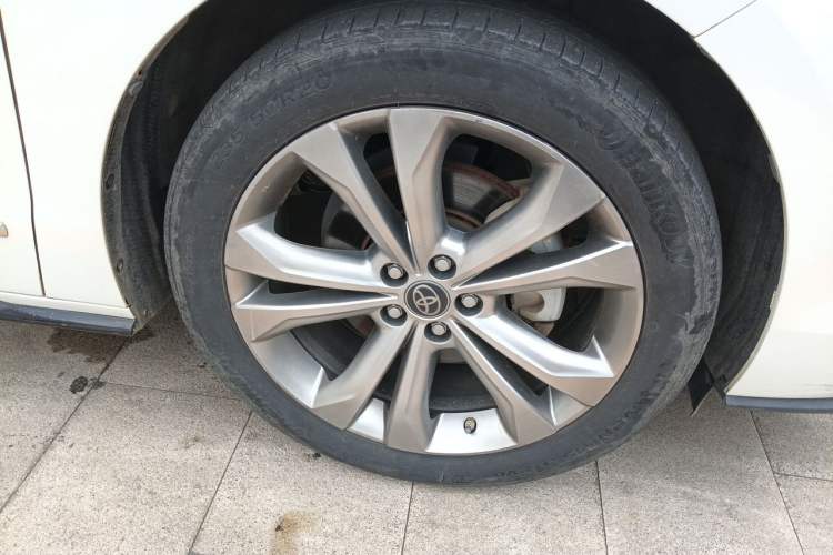 Used Toyota SIENNA 2023 2.5L Hybrid Deluxe Edition Right Front Wheel Hub