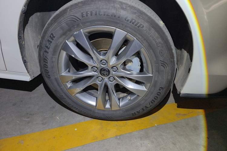 Used Toyota SIENNA 2023 2.5L Hybrid Comfort Edition Right Front Wheel Hub