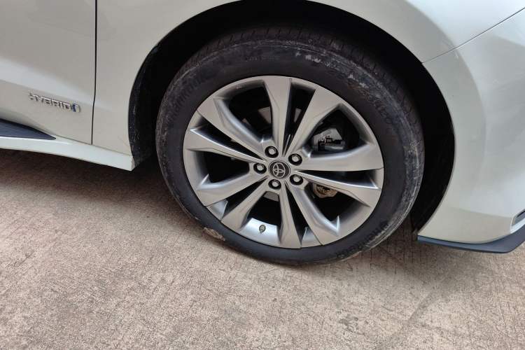 Used Toyota SIENNA 2023 2.5L Hybrid Deluxe Edition Right Front Wheel Hub