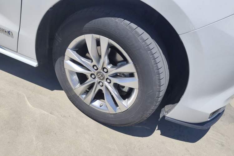 Used Toyota SIENNA 2023 2.5L Hybrid Comfort Edition Right Front Wheel Hub