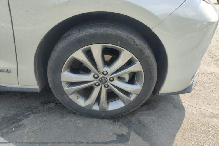 Used Toyota SIENNA 2023 2.5L Hybrid Deluxe Edition Right Front Wheel Hub