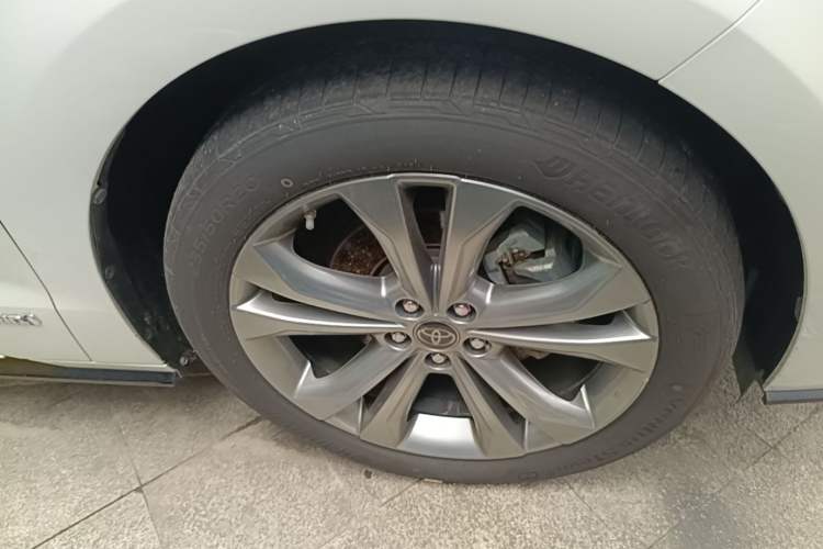 Used Toyota SIENNA 2023 2.5L Hybrid Platinum Edition Right Front Wheel Hub
