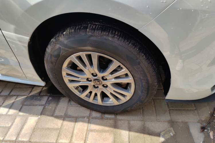 Used Toyota SIENNA 2023 2.5L Hybrid Comfort Edition Right Front Wheel Hub