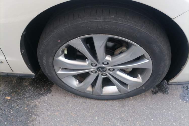 Used Toyota SIENNA 2023 2.5L Hybrid Deluxe Edition Right Front Wheel Hub