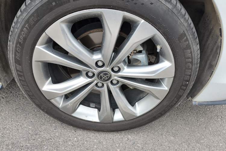 Used Toyota SIENNA 2023 2.5L Hybrid Ultimate Edition Right Front Wheel Hub
