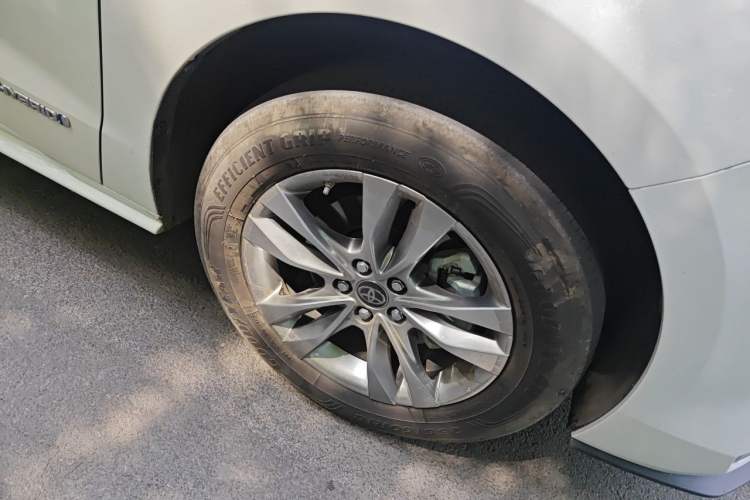 Used Toyota SIENNA 2023 2.5L Hybrid Comfort Edition Right Front Wheel Hub