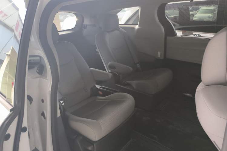 Used Toyota SIENNA 2023 2.5L Hybrid Comfort Edition Right Rear Seat