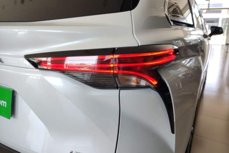 Used Toyota SIENNA 2023 2.5L Hybrid Deluxe Edition Right Rear Taillight
