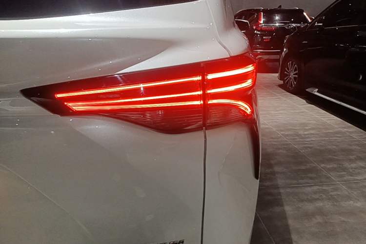 Used Toyota SIENNA 2023 2.5L Hybrid Platinum Edition Right Rear Taillight