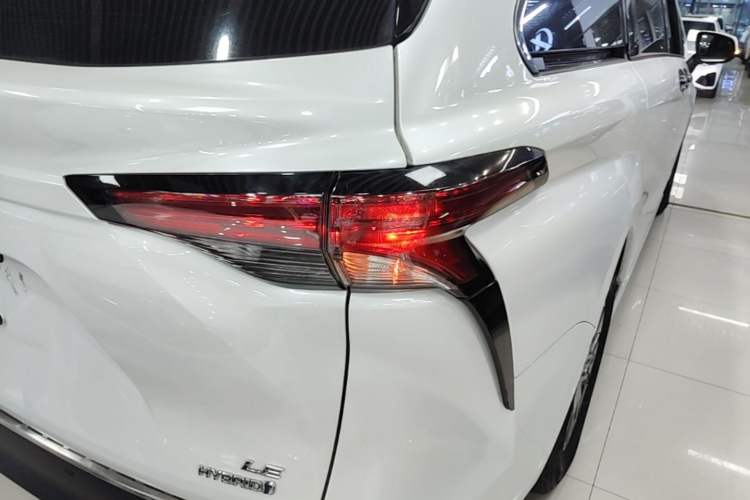 Used Toyota SIENNA 2023 2.5L Hybrid Comfort Edition Right Rear Taillight