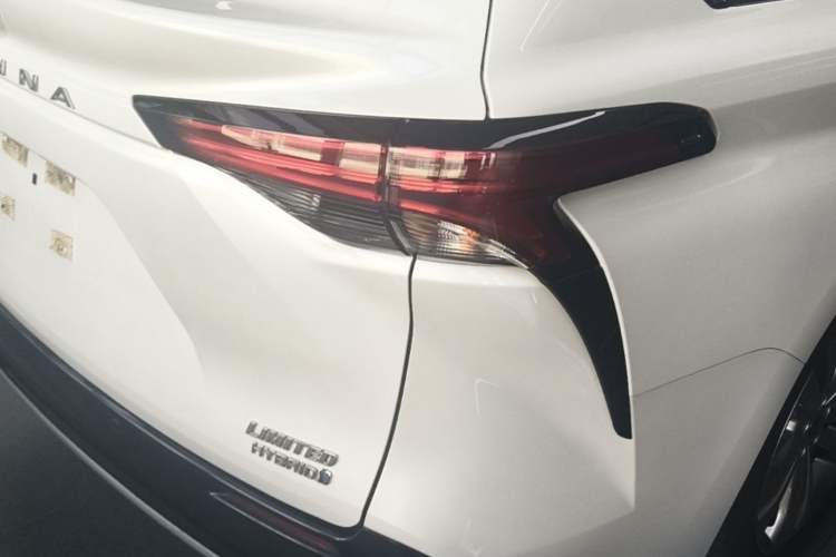 Used Toyota SIENNA 2023 2.5L Hybrid Deluxe Edition Right Rear Taillight