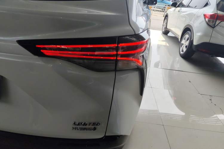 Used Toyota SIENNA 2023 2.5L Hybrid Deluxe Edition Right Rear Taillight