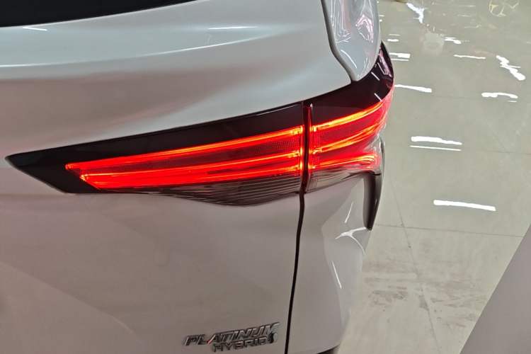 Used Toyota SIENNA 2023 2.5L Hybrid Platinum Edition Right Rear Taillight