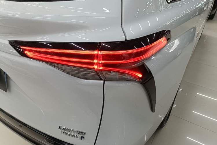 Used Toyota SIENNA 2023 2.5L Hybrid Deluxe Edition Right Rear Taillight