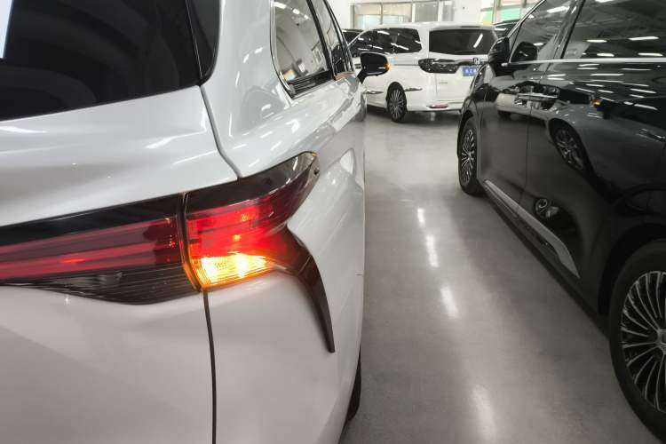 Used Toyota SIENNA 2023 2.5L Hybrid Luxury Edition Right Rear Taillight
