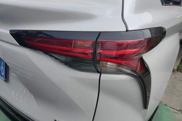 Used Toyota SIENNA 2023 2.5L Hybrid Deluxe Edition Right Rear Taillight