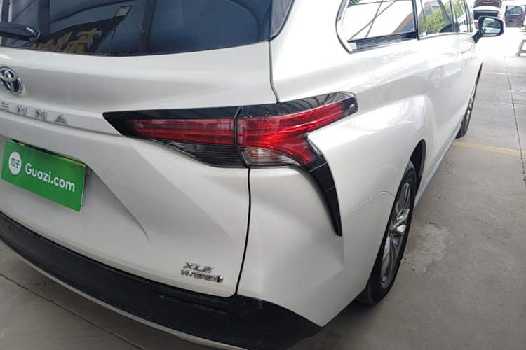 Used Toyota SIENNA 2023 2.5L Hybrid Luxury Edition Right Rear Taillight