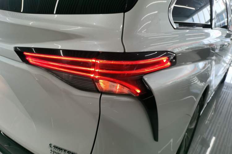Used Toyota SIENNA 2023 2.5L Hybrid Deluxe Edition Right Rear Taillight