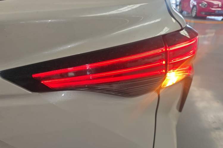 Used Toyota SIENNA 2023 2.5L Hybrid Deluxe Edition Right Rear Taillight