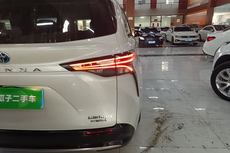 Used Toyota SIENNA 2023 2.5L Hybrid Deluxe Edition Right Rear Taillight