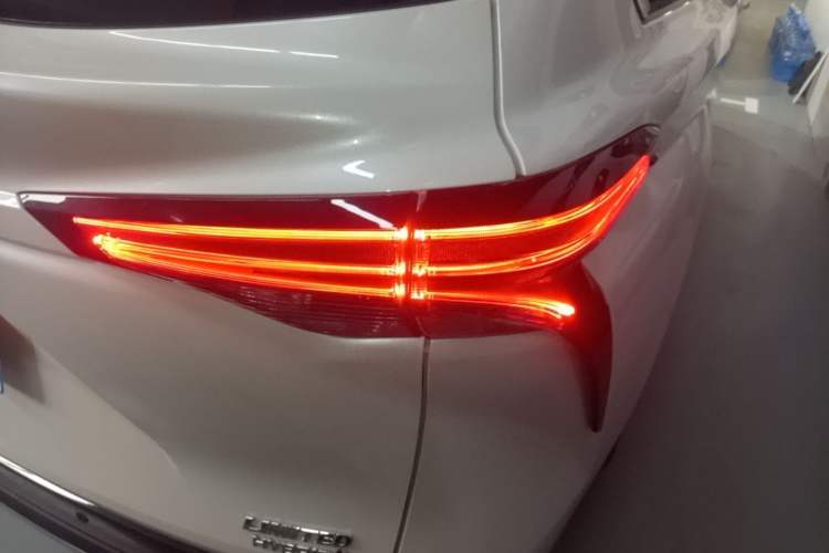 Used Toyota SIENNA 2023 2.5L Hybrid Deluxe Edition Right Rear Taillight