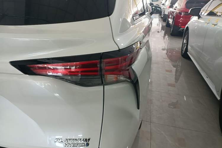 Used Toyota SIENNA 2023 2.5L Hybrid Platinum Edition Right Rear Taillight