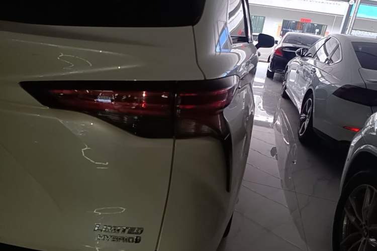 Used Toyota SIENNA 2023 2.5L Hybrid Deluxe Edition Right Rear Taillight