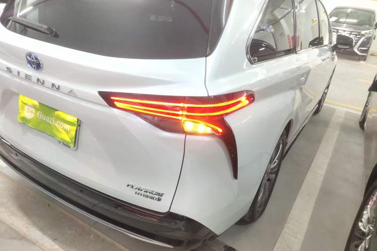 Used Toyota SIENNA 2023 2.5L Hybrid Platinum Edition Right Rear Taillight
