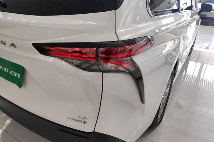 Used Toyota SIENNA 2023 2.5L Hybrid Comfort Edition Right Rear Taillight