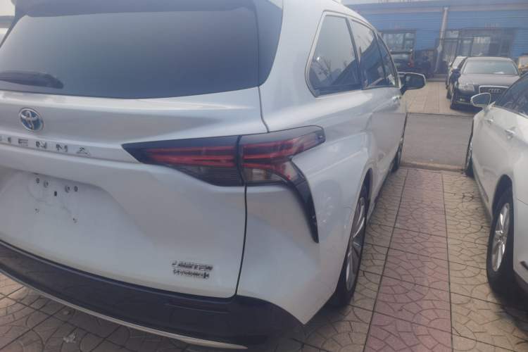 Used Toyota SIENNA 2023 2.5L Hybrid Deluxe Edition Right Rear Taillight
