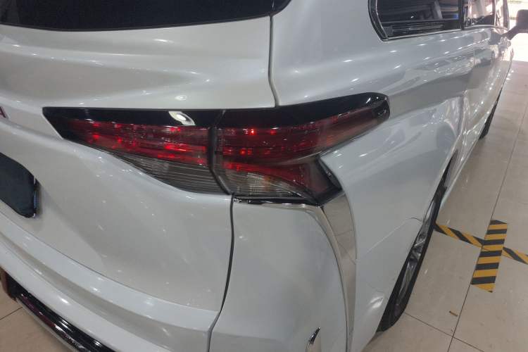 Used Toyota SIENNA 2023 2.5L Hybrid Comfort Edition Right Rear Taillight