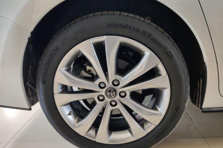 Used Toyota SIENNA 2023 2.5L Hybrid Deluxe Edition Right Rear Wheel Hub