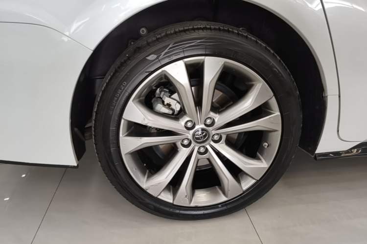 Used Toyota SIENNA 2023 2.5L Hybrid Deluxe Edition Right Rear Wheel Hub