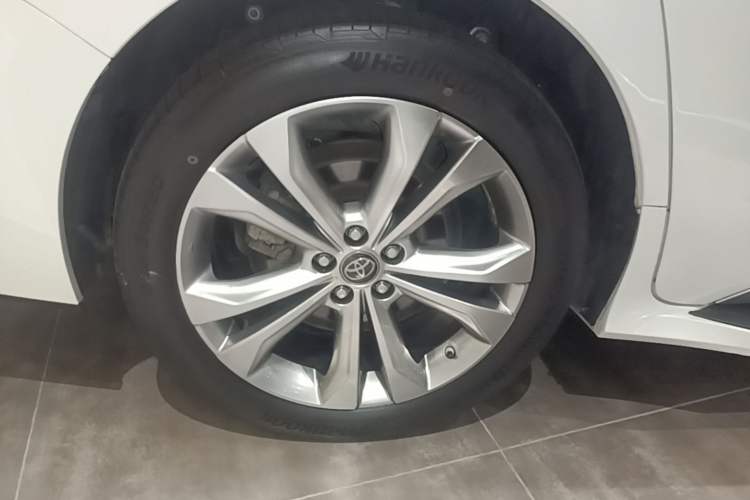 Used Toyota SIENNA 2023 2.5L Hybrid Platinum Edition Right Rear Wheel Hub