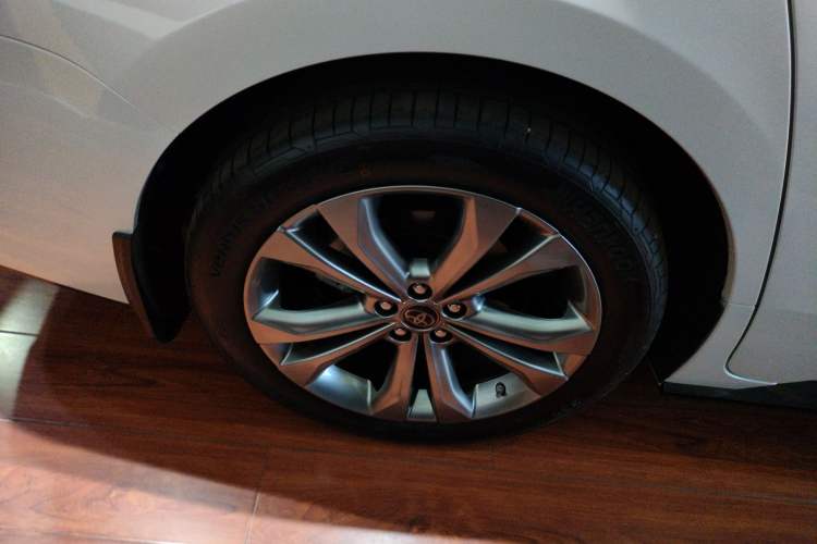 Used Toyota SIENNA 2023 2.5L Hybrid Deluxe Edition Right Rear Wheel Hub