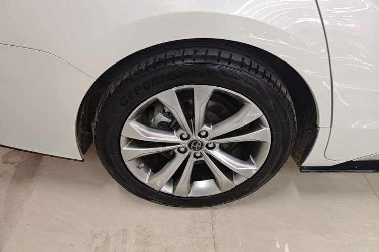 Used Toyota SIENNA 2023 2.5L Hybrid Platinum Edition Right Rear Wheel Hub