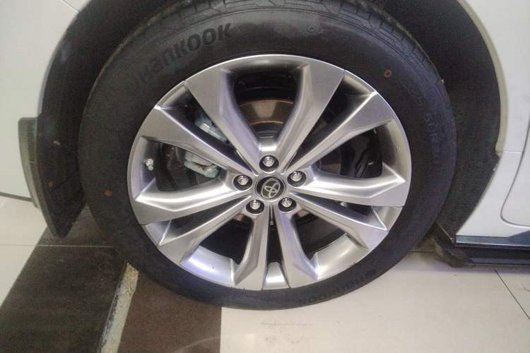 Used Toyota SIENNA 2023 2.5L Hybrid Deluxe Edition Right Rear Wheel Hub