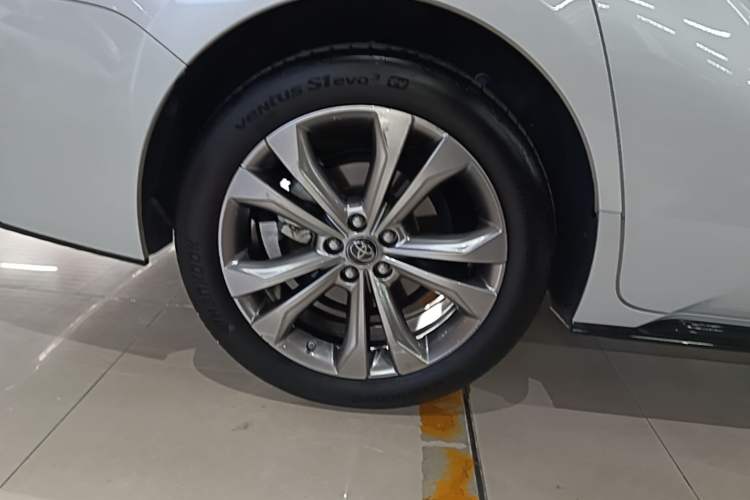 Used Toyota SIENNA 2023 2.5L Hybrid Deluxe Edition Right Rear Wheel Hub
