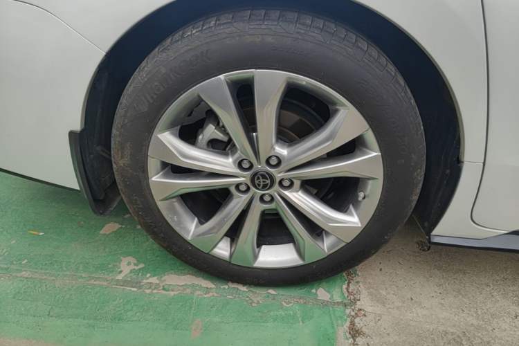 Used Toyota SIENNA 2023 2.5L Hybrid Deluxe Edition Right Rear Wheel Hub