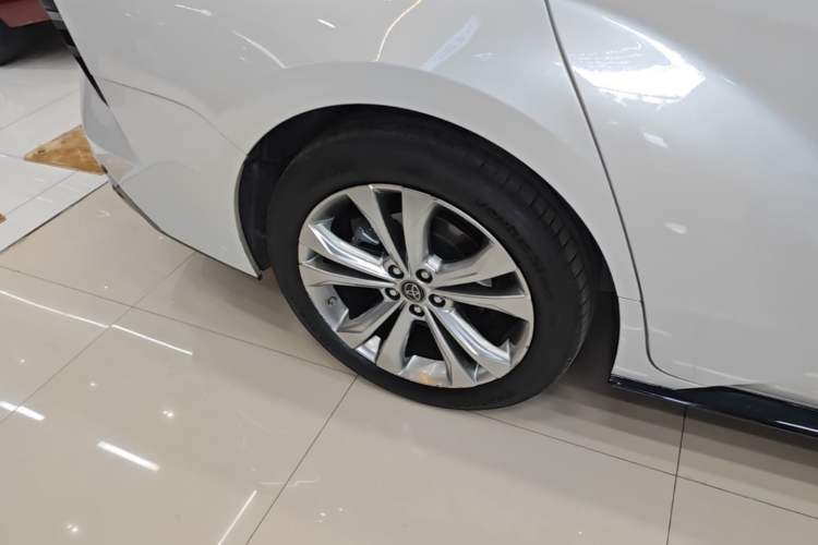 Used Toyota SIENNA 2023 2.5L Hybrid Deluxe Edition Right Rear Wheel Hub