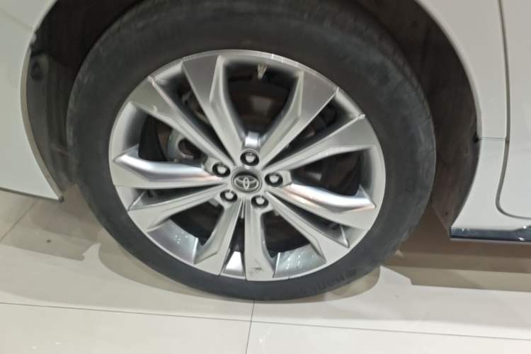 Used Toyota SIENNA 2023 2.5L Hybrid Deluxe Edition Right Rear Wheel Hub