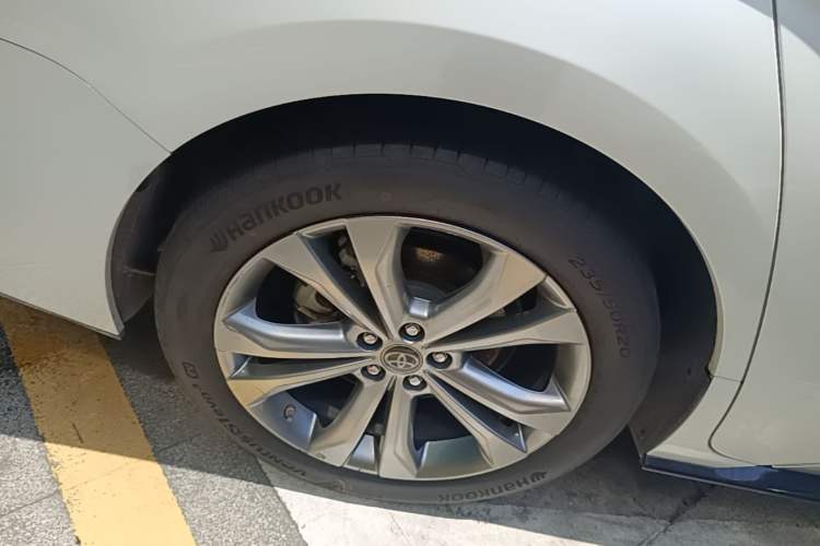 Used Toyota SIENNA 2023 2.5L Hybrid Platinum Edition Right Rear Wheel Hub